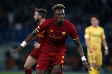 ROME, ITALY - 14.04.2022: TAMMY ABRAHAM (ROMA), UEFA Konferans Ligi çeyrek final maçı sırasında Roma 'daki Olimpiyat Stadyumu' nda 14 Nisan 'da oynanan FK Bodo / Glimt karşılaşmasında skoru kutladı..