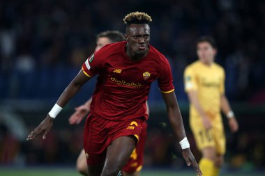 ROME, ITALY - 14.04.2022: TAMMY ABRAHAM (ROMA), UEFA Konferans Ligi çeyrek final maçı sırasında Roma 'daki Olimpiyat Stadyumu' nda 14 Nisan 'da oynanan FK Bodo / Glimt karşılaşmasında skoru kutladı..