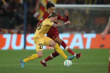 ROME, ITALY - 14.04.2022: PERNAMBUCO (BODO), CRIS SMALLING (AS ROMA) UEFA Konferans Ligi çeyrek final maçı sırasında 14 Nisan 'da Roma' daki Olimpiyat Stadyumu 'nda oynanan FK Bodo / Glimt karşılaşmasında.