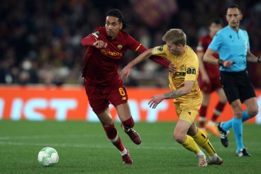 ROME, ITALY - 14.04.2022: ELIAS HAGEN (BODO), CRIS SMALLING (AS ROMA) UEFA Konferans Ligi çeyrek final maçı sırasında 14 Nisan 'da Roma' daki Olimpiyat Stadyumu 'nda oynanan FK Bodo / Glimt karşılaşmasında.