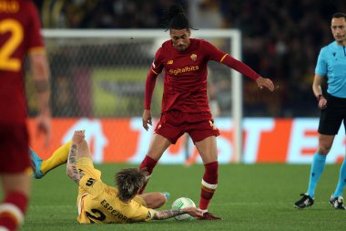 ROME, ITALY - 14.04.2022: PERNAMBUCO (BODO), CRIS SMALLING (AS ROMA) UEFA Konferans Ligi çeyrek final maçı sırasında 14 Nisan 'da Roma' daki Olimpiyat Stadyumu 'nda oynanan FK Bodo / Glimt karşılaşmasında.