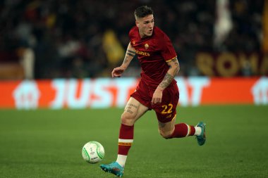 ROME, ITALY - 14.04.2022: UEFA Konferans Ligi çeyrek final maçı sırasında NICOLO ZANIOLO (AS ROMA) ile 14 Nisan 'da Roma Olimpiyat Stadyumu' nda oynanan FK Bodo / Glimt karşılaşmasında.