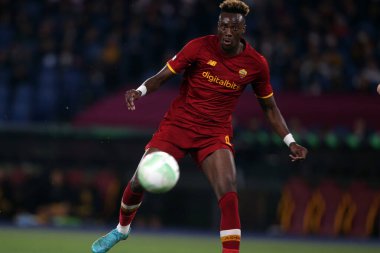 ROME, ITALY - 14.04.2022: UEFA Konferans Ligi çeyrek final maçı sırasında TAMMY ABRAHAM (AS ROMA) ile FK Bodo / Glimt arasında 14 Nisan 'da Roma Olimpiyat Stadyumu' nda oynanan karşılaşma.