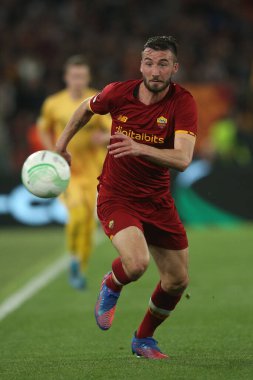 ROME, ITALY - 14.04.2022: UEFA Konferans Ligi çeyrek final maçı sırasında BRYAN CRISTANTE (AS ROMA) ile FK Bodo / Glimt arasında 14 Nisan 'da Roma Olimpiyat Stadyumu' nda oynanan karşılaşma.