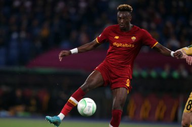 ROME, ITALY - 14.04.2022: UEFA Konferans Ligi çeyrek final maçı sırasında TAMMY ABRAHAM (AS ROMA) ile FK Bodo / Glimt arasında 14 Nisan 'da Roma Olimpiyat Stadyumu' nda oynanan karşılaşma.