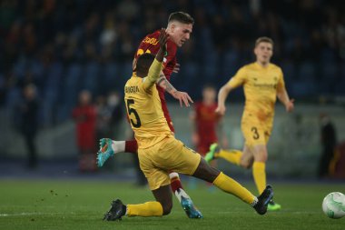ROME, ITALY - 14.04.2022: NICOLO ZANIOLO (AS ROMA) skor 2-0 ve UEFA Konferans Ligi Çeyrek Final Maçı 'nda 14 Nisan' da Roma 'daki Olimpiyat Stadyumu' nda oynanan FK Bodo / Glimt karşılaşması sırasında kutlanır..