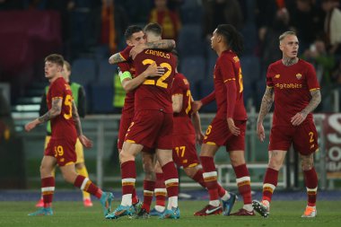 ROME, ITALY - 14.04.2022: NICOLO ZANIOLO (AS ROMA) skor 2-0 ve UEFA Konferans Ligi Çeyrek Final Maçı 'nda 14 Nisan' da Roma 'daki Olimpiyat Stadyumu' nda oynanan FK Bodo / Glimt karşılaşması sırasında kutlanır..