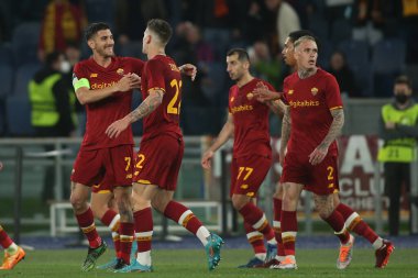 ROME, ITALY - 14.04.2022: NICOLO ZANIOLO (AS ROMA) skor 2-0 ve UEFA Konferans Ligi Çeyrek Final Maçı 'nda 14 Nisan' da Roma 'daki Olimpiyat Stadyumu' nda oynanan FK Bodo / Glimt karşılaşması sırasında kutlanır..