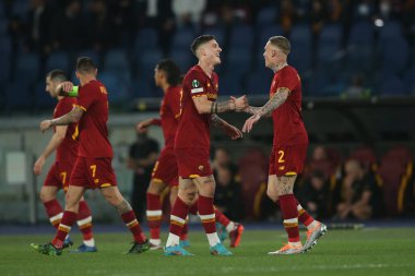 ROME, ITALY - 14.04.2022: NICOLO ZANIOLO (AS ROMA) skor 2-0 ve UEFA Konferans Ligi Çeyrek Final Maçı 'nda 14 Nisan' da Roma 'daki Olimpiyat Stadyumu' nda oynanan FK Bodo / Glimt karşılaşması sırasında kutlanır..