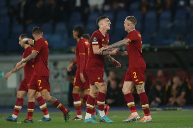 ROME, ITALY - 14.04.2022: NICOLO ZANIOLO (AS ROMA) skor 2-0 ve UEFA Konferans Ligi Çeyrek Final Maçı 'nda 14 Nisan' da Roma 'daki Olimpiyat Stadyumu' nda oynanan FK Bodo / Glimt karşılaşması sırasında kutlanır..