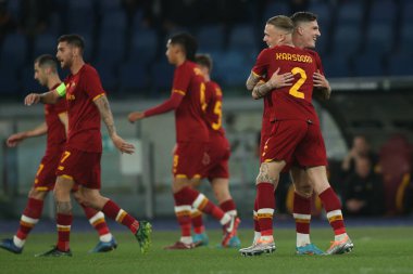 ROME, ITALY - 14.04.2022: NICOLO ZANIOLO (AS ROMA) skor 2-0 ve UEFA Konferans Ligi Çeyrek Final Maçı 'nda 14 Nisan' da Roma 'daki Olimpiyat Stadyumu' nda oynanan FK Bodo / Glimt karşılaşması sırasında kutlanır..