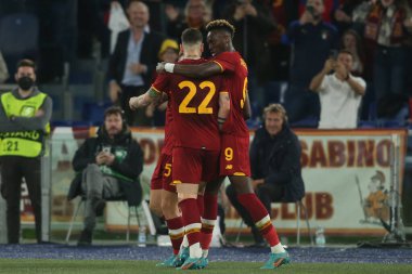 ROME, ITALY - 14.04.2022: NICOLO ZANIOLO (AS ROMA) skor 3 -0 ve UEFA Konferans Ligi Çeyrek Final Maçı 'nda 14 Nisan' da Roma 'daki Olimpiyat Stadyumu' nda oynanan FK Bodo / Glimt karşılaşması sırasında kutlanır..