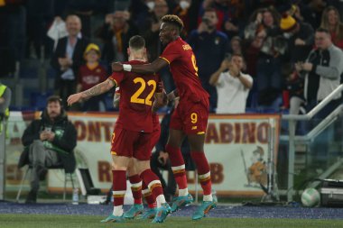 ROME, ITALY - 14.04.2022: NICOLO ZANIOLO (AS ROMA) skor 3 -0 ve UEFA Konferans Ligi Çeyrek Final Maçı 'nda 14 Nisan' da Roma 'daki Olimpiyat Stadyumu' nda oynanan FK Bodo / Glimt karşılaşması sırasında kutlanır..