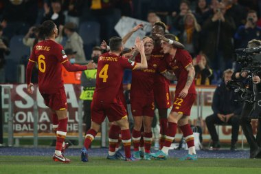 ROME, ITALY - 14.04.2022: NICOLO ZANIOLO (AS ROMA) skor 3 -0 ve UEFA Konferans Ligi Çeyrek Final Maçı 'nda 14 Nisan' da Roma 'daki Olimpiyat Stadyumu' nda oynanan FK Bodo / Glimt karşılaşması sırasında kutlanır..