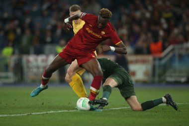 ROME, ITALY - 14.04.2022: TAMMY ABRAHAM (AS ROMA), HALKIN UEFA Konferans Ligi çeyrek final maçı sırasında ve 14 Nisan 'da Roma Olimpiyat Stadyumu' nda FK Bodo / Glimt arasında.
