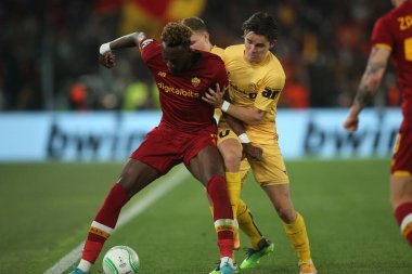 ROME, ITALY - 14.04.2022: TAMMY ABRAHAM (AS ROMA), H.VETLESEN (BODO) UEFA Konferans Ligi çeyrek final maçı sırasında 14 Nisan 'da Roma Olimpiyat Stadyumu' nda oynanan FK Bodo / Glimt karşılaşmasında.