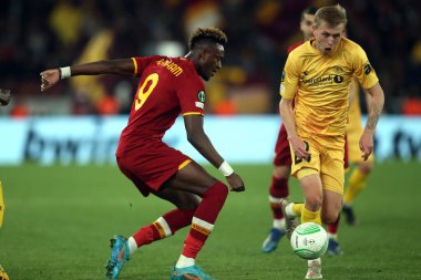 ROME, ITALY - 14.04.2022: TAMMY ABRAHAHAHM (AS ROMA), ELIAS HAGEN (BODO) UEFA Konferans Ligi çeyrek final maçı sırasında 14 Nisan 'da Roma' daki Olimpiyat Stadyumu 'nda oynanan FK Bodo / Glimt karşılaşmasında.