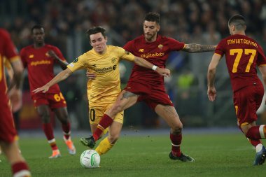 ROME, ITALY - 14.04.2022: H.VETLESEN (BODO), BRYAN CRISTANTE (AS ROMA) UEFA Konferans Ligi çeyrek final maçı sırasında 14 Nisan 'da Roma' daki Olimpiyat Stadyumu 'nda oynanan FK Bodo / Glimt karşılaşmasında.