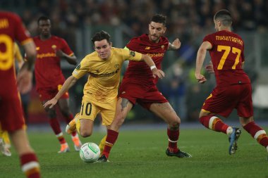 ROME, ITALY - 14.04.2022: H.VETLESEN (BODO), BRYAN CRISTANTE (AS ROMA) UEFA Konferans Ligi çeyrek final maçı sırasında 14 Nisan 'da Roma' daki Olimpiyat Stadyumu 'nda oynanan FK Bodo / Glimt karşılaşmasında.