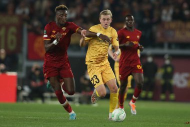 ROME, ITALY - 14.04.2022: TAMMY ABRAHAHAHM (AS ROMA), ELIAS HAGEN (BODO) UEFA Konferans Ligi çeyrek final maçı sırasında 14 Nisan 'da Roma' daki Olimpiyat Stadyumu 'nda oynanan FK Bodo / Glimt karşılaşmasında.