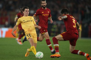 ROME, ITALY - 14.04.2022: H.VETLESEN (BODO), RELVAS de OLIVEIRA (AS ROMA) UEFA Konferans Ligi çeyrek final maçı sırasında 14 Nisan 'da Roma' daki Olimpiyat Stadyumu 'nda oynanan FK Bodo / Glimt karşılaşmasında.