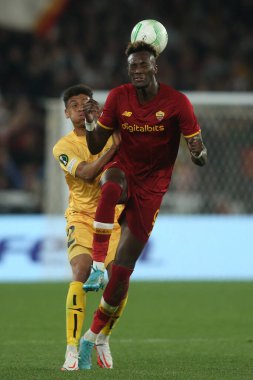 ROME, ITALY - 14.04.2022: Sery Larsen (BODO), TAMMY ABRAHAM (AS ROMA) UEFA Konferans Ligi çeyrek final maçı sırasında 14 Nisan 'da Roma Olimpiyat Stadyumu' nda oynanan FK Bodo / Glimt karşılaşmasında.