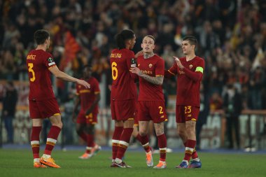 ROME, ITALY - 14.04.2022: Roman oyuncular 14 Nisan 'da Roma' daki Olimpiyat Stadyumu 'nda oynanan UEFA Konferans Ligi çeyrek final maçının galibiyetini kutlarken.