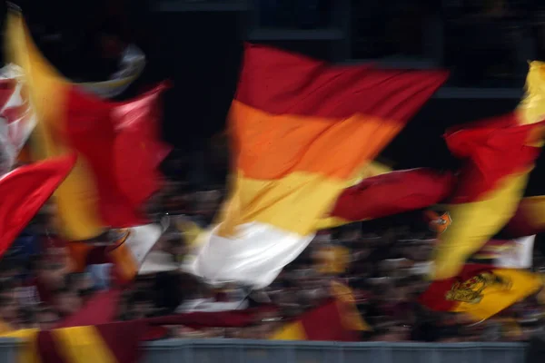 意大利 2022年4月14日 4月14日 在罗马奥林匹克体育场举行的欧洲杯四分之一决赛中 当罗马人在看台上高举罗马国旗的时候 球迷们开始了一场比赛 — 图库照片