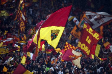 ROME, ITALY - 05.05.2022: UEFA Avrupa Konferans Ligi yarı final karşılaşmasında Roma 'daki Olimpiyat Stadyumu' nda Roman v Leicester City 'ye karşı FLAGS ROMA FANS.