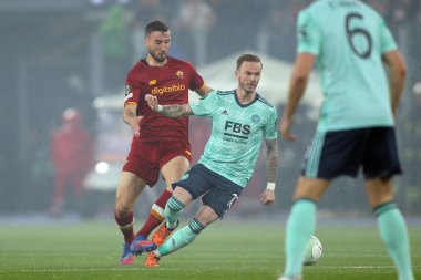 ROME, ITALY - 05.05.2022: BRYAN CRISTANTE (AS ROMA), James Maddison (Leicester) UEFA Avrupa Konferans Ligi yarı final karşılaşmasında Roma 'daki Olimpiyat Stadyumu' nda Roman v Leicester City.