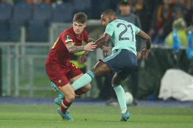 ROME, ITALY - 05.05.2022: N.ZALEWSKI (AS ROMA), Ricardo Pereira (Leicester) UEFA Avrupa Konferans Ligi yarı final karşılaşması sırasında Roma 'daki Olimpiyat Stadyumu' nda Roma - Leicester City.