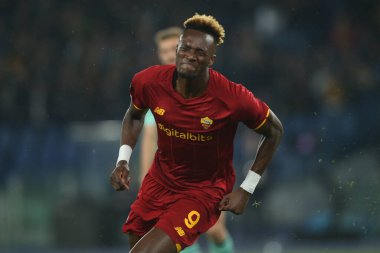 ROME, ITALY - 05.05.2022: TAMMY ABRAHAM (ROMA olarak), UEFA Avrupa Konferans Ligi yarı final karşılaşmasında Roma 'daki Olimpiyat Stadyumu' nda Roman - Leicester City maçında skor yaptı..