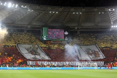 ROME, ITALY - 05.05.2022: Roma 'daki Olimpiyat Stadyumu' nda oynanan UEFA Avrupa Konferans Ligi yarı final karşılaşması öncesinde Curva Sud 'da Koreografi Roman taraftarları.