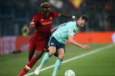 ROME, ITALY - 05.05.2022: TAMMY ABRAHAM (AS ROMA), Jonny Evans (Leicester) UEFA Avrupa Konferans Ligi yarı final karşılaşması sırasında Roma 'daki Olimpiyat Stadyumu' nda Roman v Leicester City.