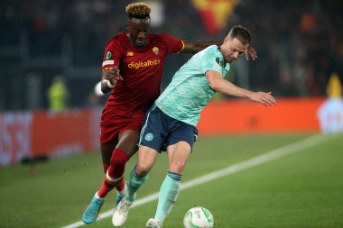 ROME, ITALY - 05.05.2022: TAMMY ABRAHAM (AS ROMA), Jonny Evans (Leicester) UEFA Avrupa Konferans Ligi yarı final karşılaşması sırasında Roma 'daki Olimpiyat Stadyumu' nda Roman v Leicester City.