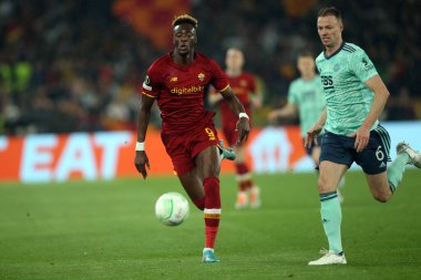 ROME, ITALY - 05.05.2022: TAMMY ABRAHAM (AS ROMA), Jonny Evans (Leicester) UEFA Avrupa Konferans Ligi yarı final karşılaşması sırasında Roma 'daki Olimpiyat Stadyumu' nda Roman v Leicester City.