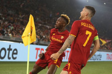ROME, ITALY - 05.05.2022: TAMMY ABRAHAM (ROMA olarak) gol attı (1-0) ve UEFA Avrupa Konferans Ligi yarı final karşılaşmasında Roma 'daki Olimpiyat Stadyumu' nda Roman-Leicester City maçını kutladı..