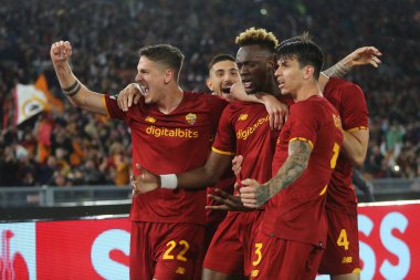 ROME, ITALY - 05.05.2022: TAMMY ABRAHAM (ROMA olarak) gol attı (1-0) ve UEFA Avrupa Konferans Ligi yarı final karşılaşmasında Roma 'daki Olimpiyat Stadyumu' nda Roman-Leicester City maçını kutladı..