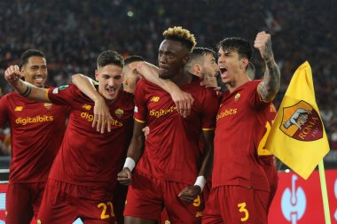 ROME, ITALY - 05.05.2022: TAMMY ABRAHAM (ROMA olarak) gol attı (1-0) ve UEFA Avrupa Konferans Ligi yarı final karşılaşmasında Roma 'daki Olimpiyat Stadyumu' nda Roman-Leicester City maçını kutladı..