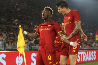 ROME, ITALY - 05.05.2022: TAMMY ABRAHAM (ROMA olarak) gol attı (1-0) ve UEFA Avrupa Konferans Ligi yarı final karşılaşmasında Roma 'daki Olimpiyat Stadyumu' nda Roman-Leicester City maçını kutladı..