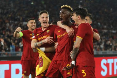 ROME, ITALY - 05.05.2022: TAMMY ABRAHAM (ROMA olarak) gol attı (1-0) ve UEFA Avrupa Konferans Ligi yarı final karşılaşmasında Roma 'daki Olimpiyat Stadyumu' nda Roman-Leicester City maçını kutladı..