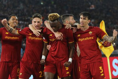 ROME, ITALY - 05.05.2022: TAMMY ABRAHAM (ROMA olarak) gol attı (1-0) ve UEFA Avrupa Konferans Ligi yarı final karşılaşmasında Roma 'daki Olimpiyat Stadyumu' nda Roman-Leicester City maçını kutladı..