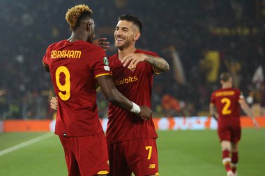 ROME, ITALY - 05.05.2022: TAMMY ABRAHAM (ROMA olarak) gol attı (1-0) ve UEFA Avrupa Konferans Ligi yarı final karşılaşmasında Roma 'daki Olimpiyat Stadyumu' nda Roman-Leicester City maçını kutladı..