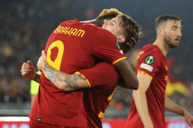 ROME, ITALY - 05.05.2022: TAMMY ABRAHAM (ROMA olarak) gol attı (1-0) ve UEFA Avrupa Konferans Ligi yarı final karşılaşmasında Roma 'daki Olimpiyat Stadyumu' nda Roman-Leicester City maçını kutladı..