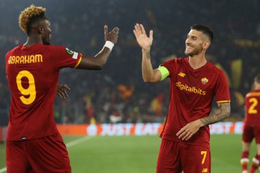 ROME, ITALY - 05.05.2022: TAMMY ABRAHAM (ROMA olarak) gol attı (1-0) ve UEFA Avrupa Konferans Ligi yarı final karşılaşmasında Roma 'daki Olimpiyat Stadyumu' nda Roman-Leicester City maçını kutladı..