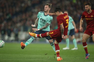 ROME, ITALY - 05.05.2022: James Maddison (Leicester), IBANEZ (AS ROMA), UEFA Avrupa Konferans Ligi yarı final karşılaşması sırasında Roma 'daki Olimpiyat Stadyumu' nda Roman - Leicester City.