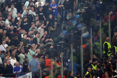 ROME, İtalya - 05.05.2022: Leicester taraftarları Roma 'daki Olimpiyat Stadyumu' nda oynanan UEFA Avrupa Konferans Ligi yarı final karşılaşmasında polisle mücadele ediyor.