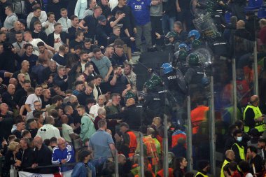 ROME, İtalya - 05.05.2022: Leicester taraftarları Roma 'daki Olimpiyat Stadyumu' nda oynanan UEFA Avrupa Konferans Ligi yarı final karşılaşmasında polisle mücadele ediyor.