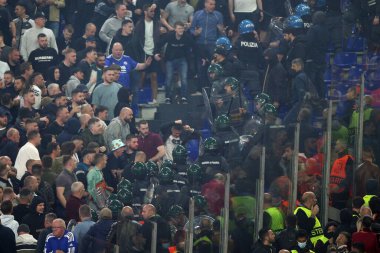 ROME, İtalya - 05.05.2022: Leicester taraftarları Roma 'daki Olimpiyat Stadyumu' nda oynanan UEFA Avrupa Konferans Ligi yarı final karşılaşmasında polisle mücadele ediyor.
