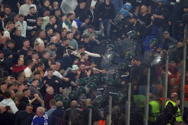 ROME, İtalya - 05.05.2022: Leicester taraftarları Roma 'daki Olimpiyat Stadyumu' nda oynanan UEFA Avrupa Konferans Ligi yarı final karşılaşmasında polisle mücadele ediyor.